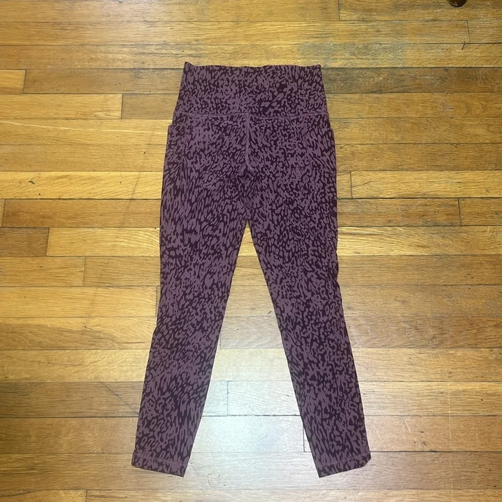 Athleta Salutation Stash Pocket II 7/8th Printed Tights in Mauve, size XS
